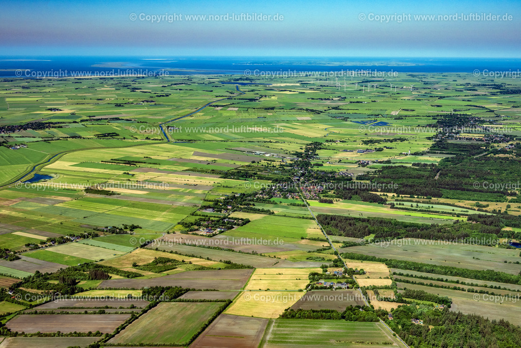 Enge Sande_ELS_8192100623 | ENGE-SANDE 10.06.2023 Landwirtschaftliche Nutzflächen und Feldgrenzen umsäumen das Siedlungsgebiet des Dorfes an der Dorfstraße in Enge-Sande im Bundesland Schleswig-Holstein, Deutschland. // Agricultural land and field boundaries surround the settlement area of the village on street Dorfstrasse in Enge-Sande in the state Schleswig-Holstein, Germany. Foto: Martin Elsen