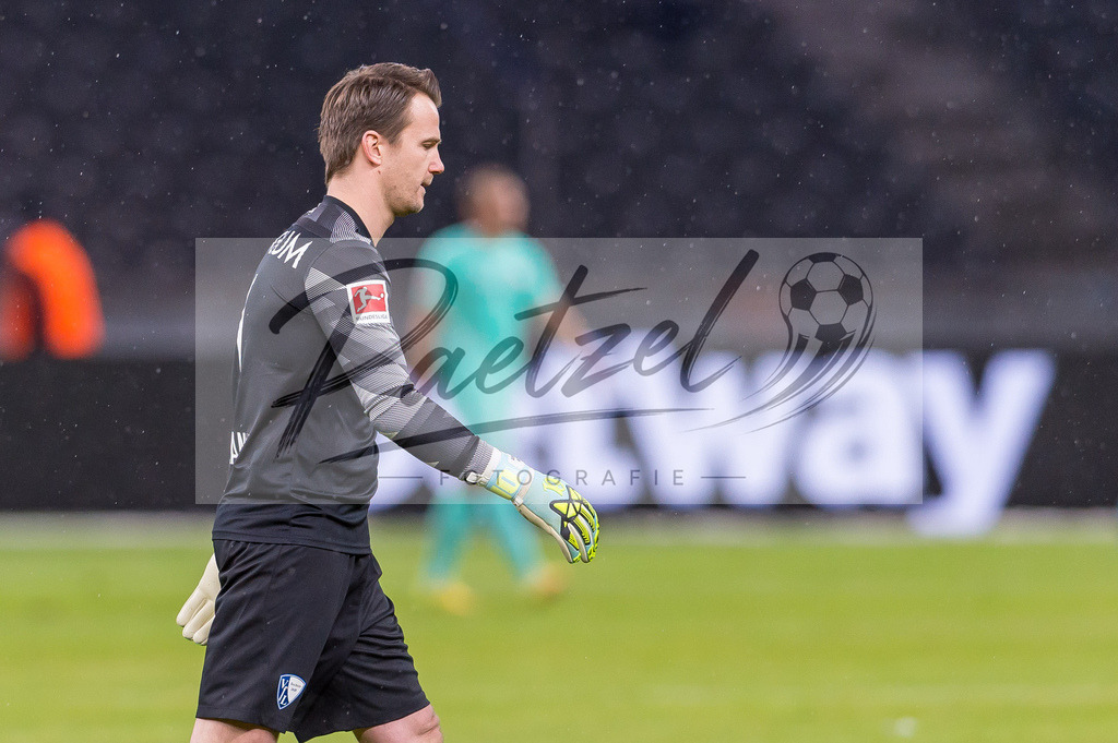 HERBOC20220204_037 | Fussball, Herren: Torwart Manuel Riemann (VfL Bochum) enttaeuscht bei dem Spiel der 1. Bundesliga zwischen Hertha BSC und VfL Bochum im Olypiastadion am 04.02.2022 in Berlin, Deutschland.DFB / DFL REGULATIONS PROHIBIT ANY USE OF PHOTOGRAPHS AS IMAGE SEQUENCES AND/OR QUASI-VIDEO. - Realisiert mit Pictrs.com