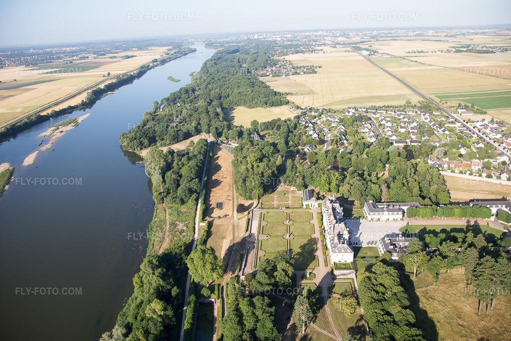 Aerial view: View of the town in Menars in the state Loir et Cher, France. – Photo: IMG_082106.jpg taken on 06/20/2015 by Werner Riehm/FLY-FOTO.com – Resolution of the original: 5472 x 3648 px