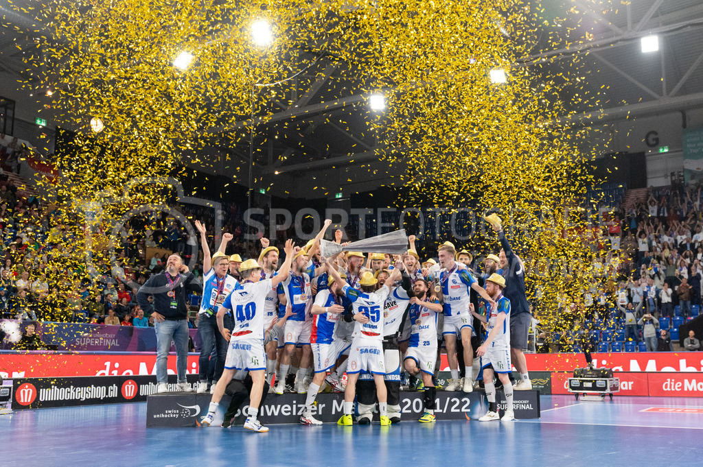 SV Wiler-Ersigen vs GC Unihockey - 23. April 2022 | SV Wiler-Ersigen vs GC Unihockey
Stimo Arena, Kloten
#95 Joel Rüegger (GC Unihockey) stemmt den Pokal des Schweizer Meister 2021/22 seinem Team entgegen.
Bild: Sportfotografie Markus Aeschimann | www.markus-aeschimann.ch - Realisiert mit Pictrs.com