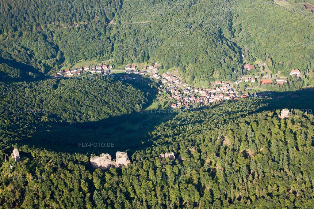 Luftbild: Burgruinen Anebos, Jungturm und 'Scharfeneck(Münz) im Ortsteil Bindersbach in Annweiler im Bundesland Rheinland-Pfalz in Deutschland. Foto: IMG_30948.jpg vom 07.08.2010 durch Werner Riehm/FLY-FOTO.de
