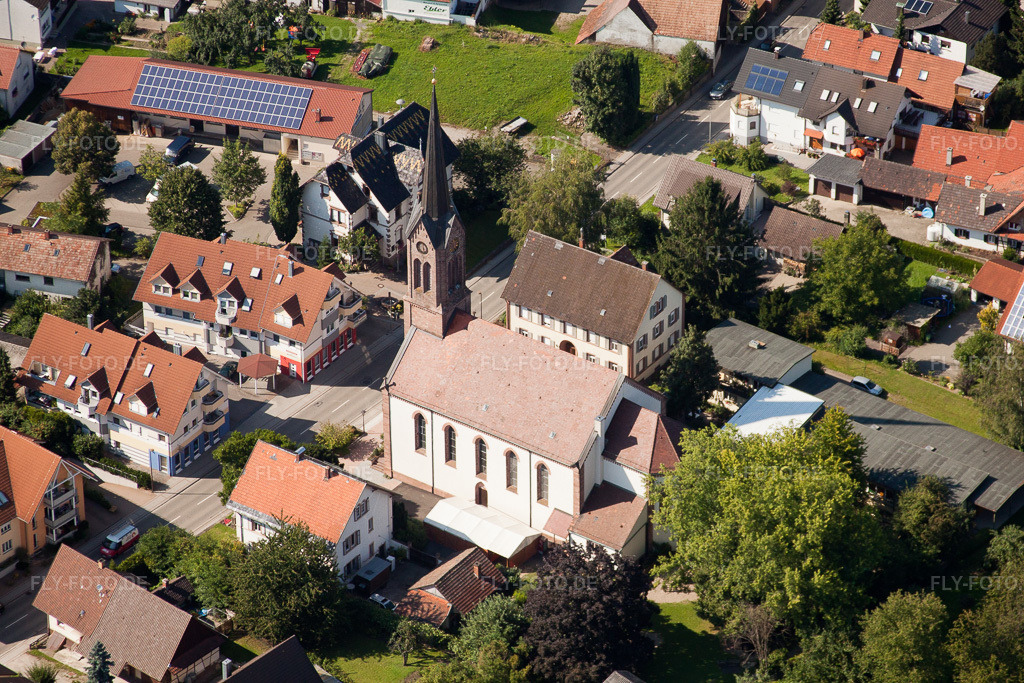 Luftbild: Kirchengebäude im Dorfkern im Ortsteil Mösbach in Achern im Bundesland Baden-Württemberg in Deutschland. Foto: IMG_31525.jpg vom 09.08.2010 durch Werner Riehm/FLY-FOTO.de