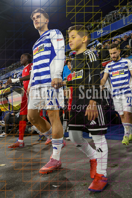MSV Duisburg vs Rot-Weiss Essen - 3. Liga | Duisburg, Deutschland, 26.10.25:   Patrick Sussek (MSV Duisburg) läuft ein mit Kindwaehrend des Spiels der 3. Liga MSV Duisburg vs Rot-Weiss Essen in der schauinsland-reisen-arena(Foto von Brauer-Fotoagentur / Adrian Schlueter)