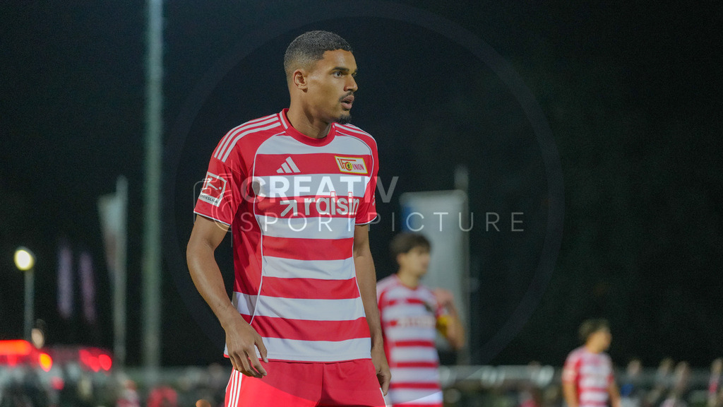 Fußball, Herren, Saison 2025/2026, Testspiel, Freundschaftsspiel, FSV 63 Luckenwalde vs. 1.FC Union Berlin, Mittwoch 08.10.2025, Werner-Seelenbinder-Stadion Luckenwalde, | Fußball, Herren, Saison 2025/2026, Testspiel, Freundschaftsspiel, FSV 63 Luckenwalde vs. 1.FC Union Berlin, Mittwoch 08.10.2025, Werner-Seelenbinder-Stadion Luckenwalde, Im Bild: Danilho Doekhi (Union) - Realisiert mit Pictrs.com