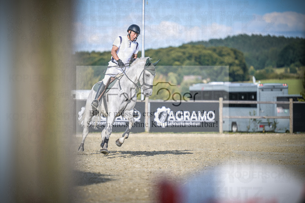 DOS_1952 | Entdecke hochwertige Reitturnierfotos von Foto Oger. Professionell, emotional und authentisch – jetzt Lieblingsmomente im Shop bestellen.Deutschlandweite Turnierfotografie. - Realisiert mit Pictrs.com
