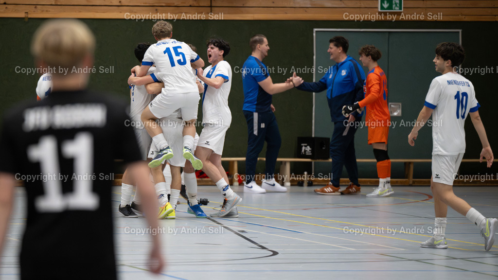 20250118_7495 | 21. A-Jugend-Turnier des VfR Neumünster um den KulturLokschuppen-Pokal 2025, Finale - Niendorfer TSV (weiss) vs. JFV A/O/B/H/H U19 (schwarz), Jubel beim Niendorfer TSV über den Finalsieg - Realisiert mit Pictrs.com