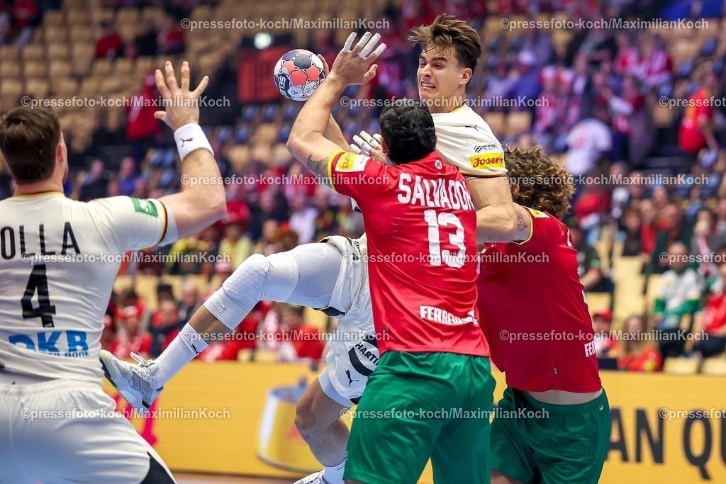 EHF22012601020 | 22.01.2026, Handball, Men's EHF EURO 2026, Deutschland - Portugal, Jyske Bank Boxen in Herning, Dänemark, Main Round:  Julian Köster (Germany #18) im Zweikampf gegen   Rocha Nogueira (Portugal #13)