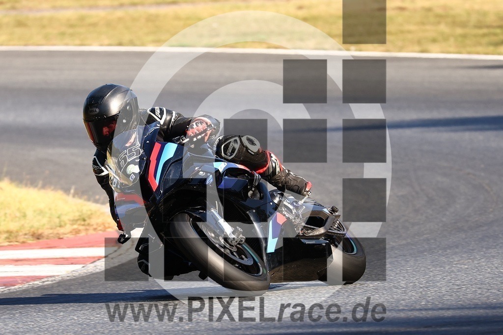 0465-20240904_02993 | Schöne Erinnerungen an spannende Momente - das festzuhalten ist unser Job. PIXELrace.de ist seit 2003 auf den Rennstrecken Europas unterwegs um die Action draußen beim Fahren und die wunderbare Stimmung imm Fahrerlager für euch einzufangen.