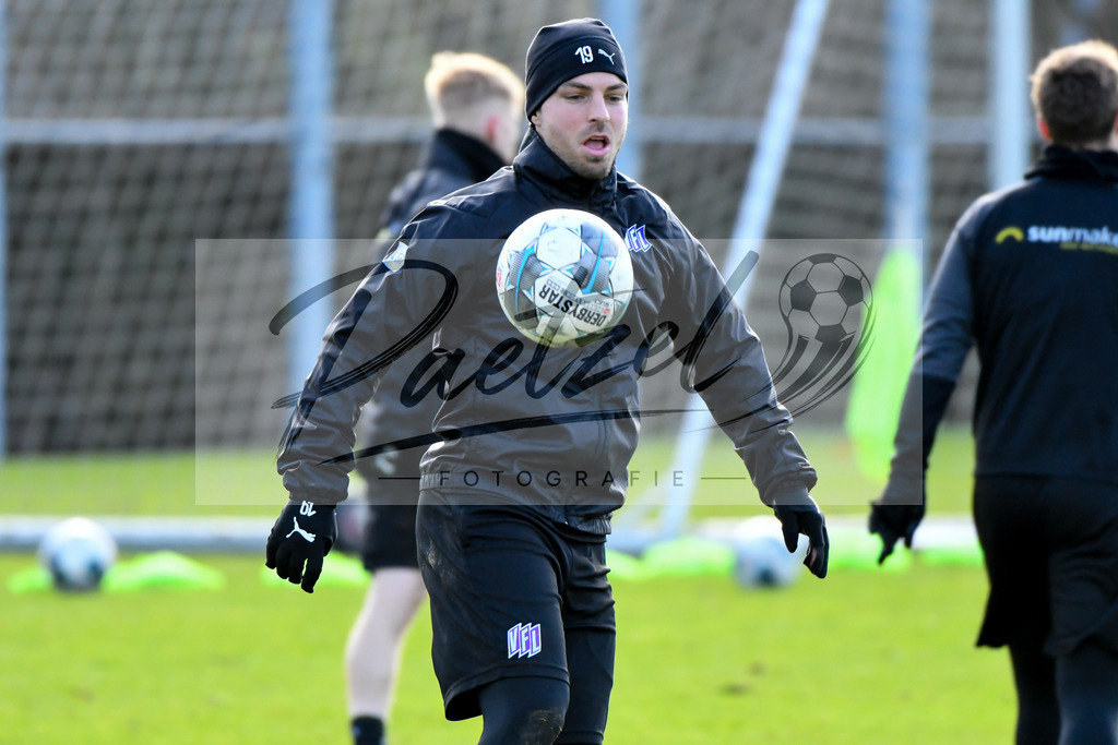 20200215_TRAOSN_0006 | Fussball, Herren: Kevin Wolze (VfL Osnabrueck) in Aktion, am Ball, Einzelaktion waehrend der Trainingseinheit des VfL Osnabrueck im Sportpark Illoshoehe am 15.02.2020 in Osnabrueck, Deutschland. - Realisiert mit Pictrs.com