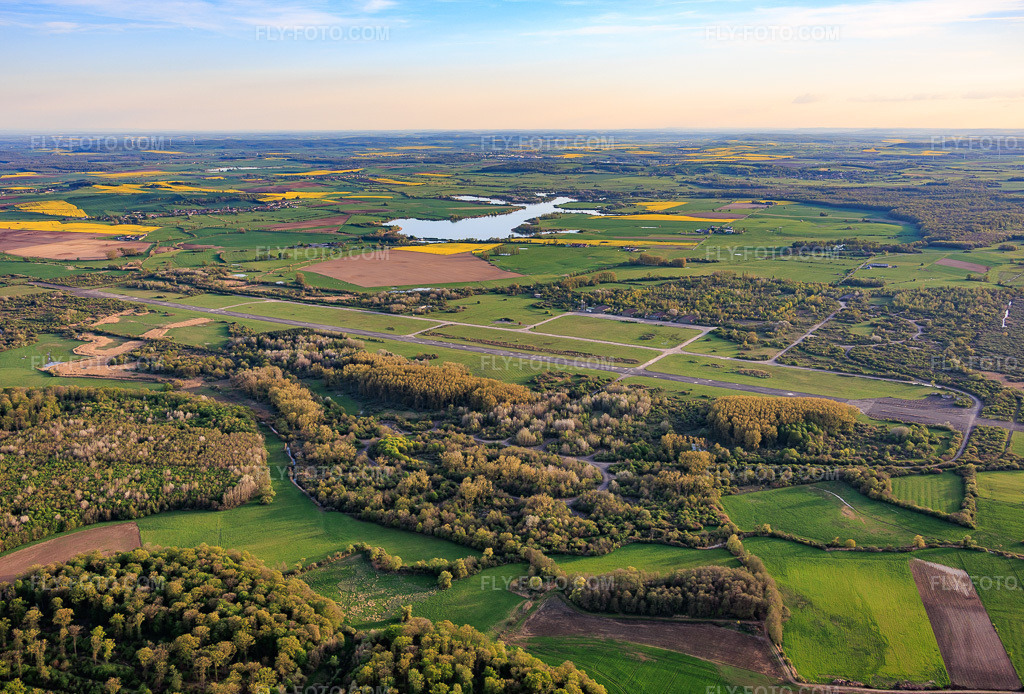 Aerial view: Runway of the former Grostenquin military airfield from the northeast in Bistroff in the state Moselle, France.Photo: IMG_154315.jpg taken on 04/17/2026 by Werner Riehm/FLY-FOTO.comResolution of the original: 5626 x 3812 px