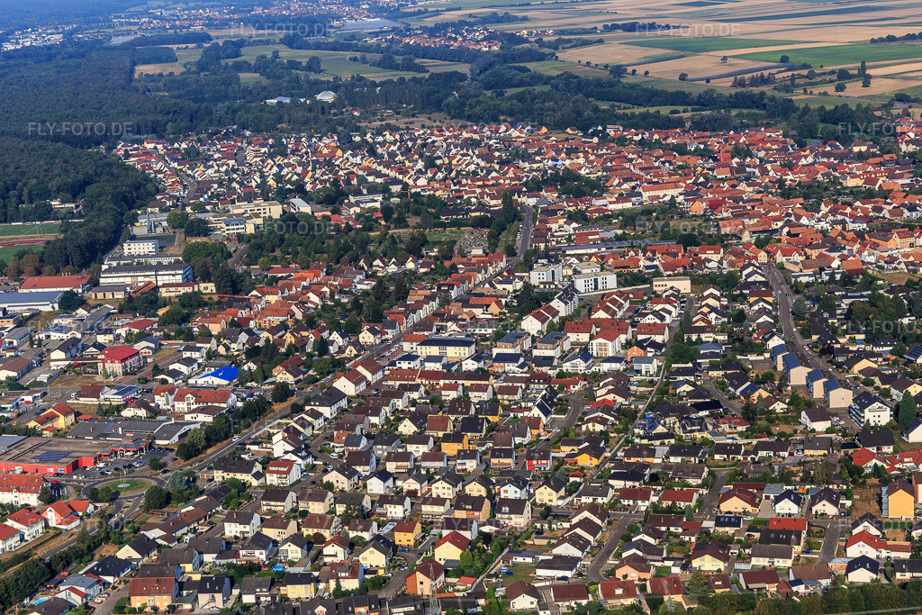 Luftbild: Wohngebiet zwischen Kuhardter Straße und mittlere Ortsstraße aus Osten in Rülzheim im Bundesland Rheinland-Pfalz in Deutschland. Foto: IMG_122197.jpg vom 11.08.2020 durch Werner Riehm/FLY-FOTO.de