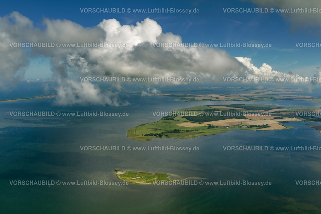 Ruegen12082684Ummanz | Luftbild, Wolken, Blick auf Ummanz über die Insel Heuwiese und Freesenort,  Ummanz, Insel Rügen, Mecklenburg-Vorpommern, Deutschland, Europa