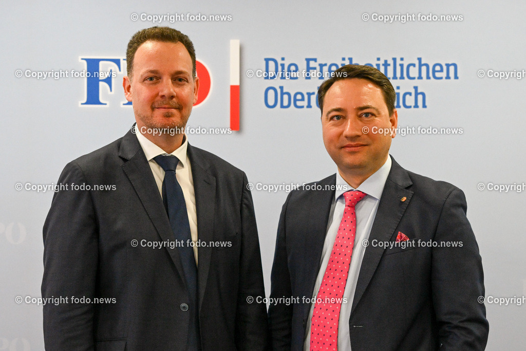 Pressekonferenz FPÖ OÖ_ Medikamentenengpässe_ Systemfehler in der Gesundheitsversorgung_ 12.04.2023-18 | 12.04.2023, Presseclub Linz, AUT, Pressekonferenz FPOoe Ooe, Medikamentenengpaesse, Systemfehler in der Gesundheitsversorgung, im Bild NAbg. Gerhard Kaniak (FP), LH-Stv. Manfred Haimbuchner (FP)