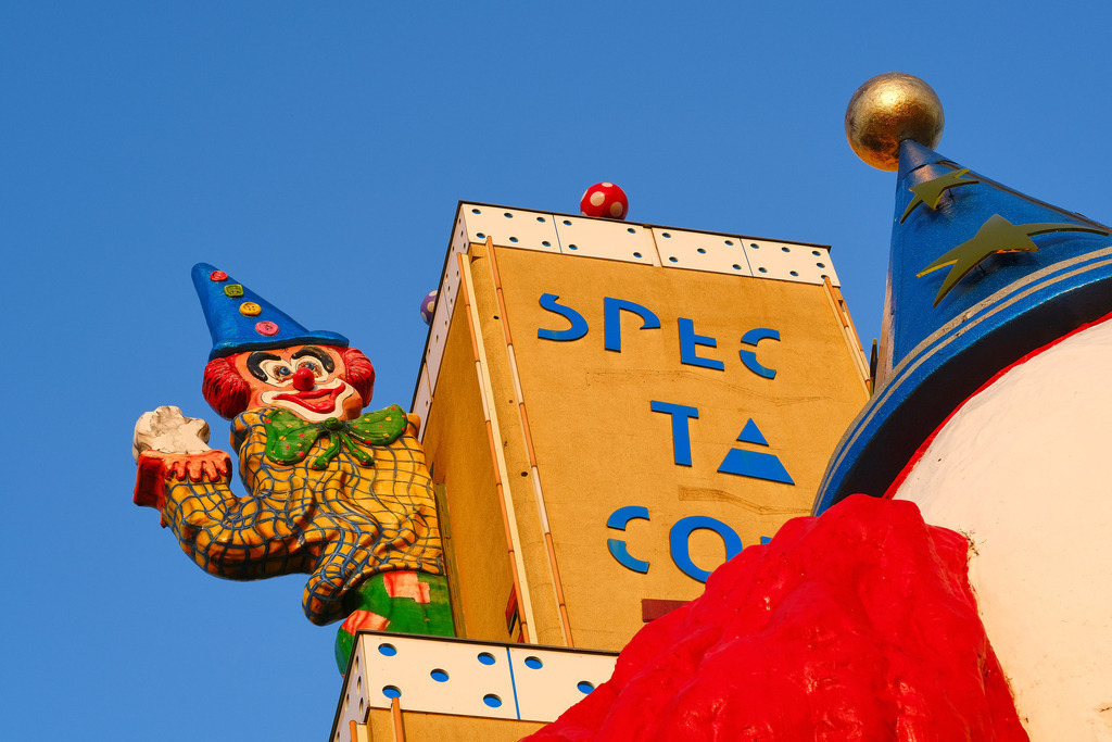 Detail von einem Clown | Wien, Austria - February 27, 2019: Prater; Detail von einem Clown gegen den blauen Himmel. - Realisiert mit Pictrs.com