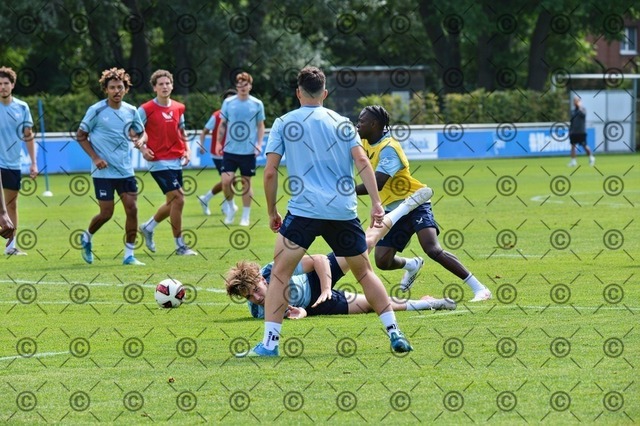 RGE_9755 | Hertha BSC, 2.Bundesliga, Herren, Fußball, Training auf dem Schenckendorffplatz, Mittwoch 29.07. 2026, Saison 2026/27,  am Boden Niklas Hildebrandt  (Hertha BSC ), Fotograf: Ralf Gebhardt - Realisiert mit Pictrs.com