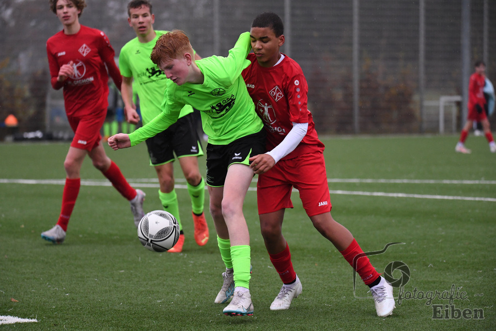 JFV Edewecht-Osnabrücker SC | C-Jugend Landesliga; JFV Edewecht (grün)-Osnabrücker SV (rot) am 18.11.2023; in Edewecht (Sportanlage Göhlenweg), Photo: Philip Eiben 2023 - Realisiert mit Pictrs.com