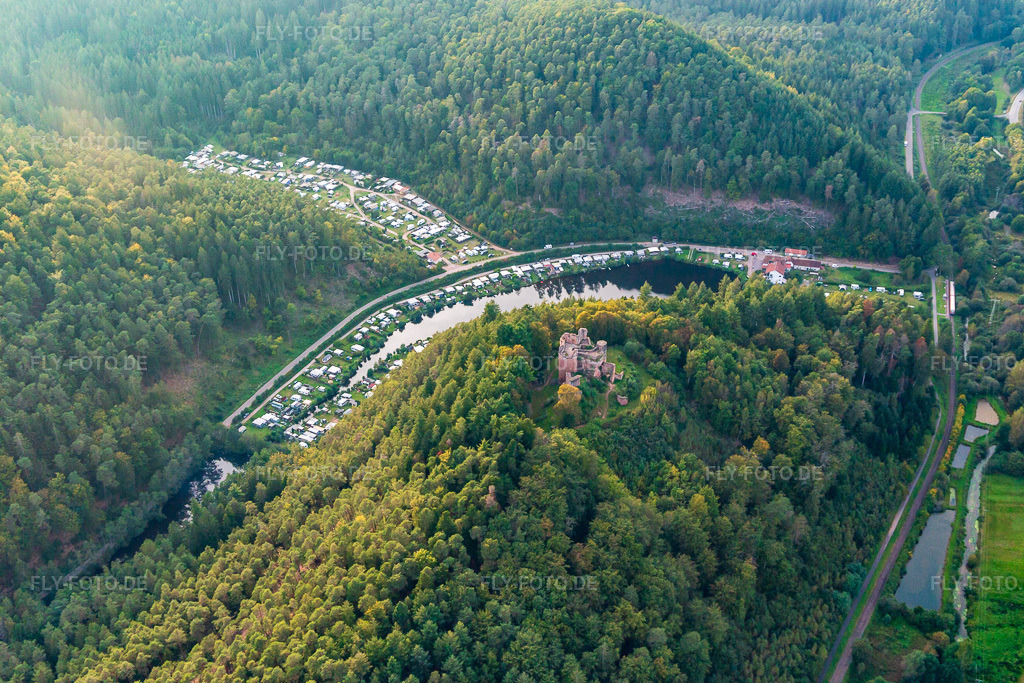 Luftbild: Burgruine Neudahn über dem Campingplatz Neudahner Weiher in Dahn im Bundesland Rheinland-Pfalz in Deutschland. Foto: IMG_139049.jpg vom 30.09.2023 durch Werner Riehm/FLY-FOTO.deWWW.SUEDWESTPFALZ-TOURISTIK.DE