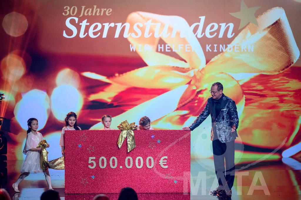 _DWI6147 | Spende von Maisel Brauerei bei '30 Jahre Sternstunden-Gala 2023' in der Frankenhalle. Nürnberg, 15.12.2023 - Realisiert mit Pictrs.com