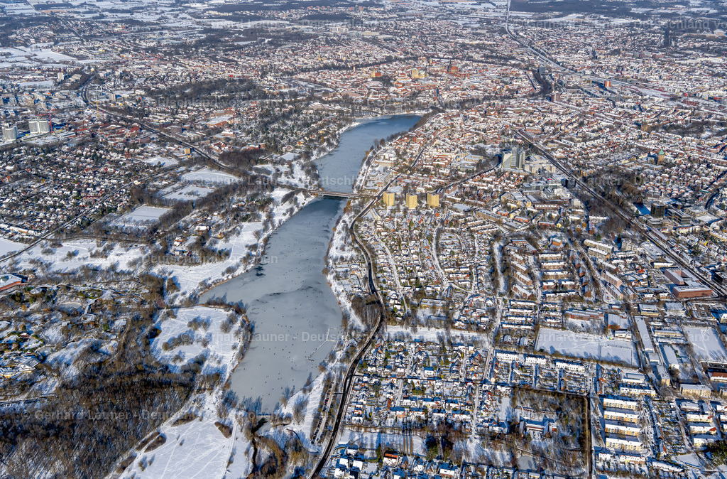 4043928 | MüNSTER 13.02.2021 Winterlich schneebedeckte Stadtansicht des Innenstadtbereiches an den Uferbereichen des Aasee im Ortsteil Aaseestadt in Münster im Bundesland Nordrhein-Westfalen, Deutschland. Weiterführende Informationen bei: Stadt Münster,  Stadtwerke Münster GmbH. // Wintry snowy city view of the downtown area on the shore areas of Aasee in the district Aaseestadt in Muenster in the state North Rhine-Westphalia, Germany. Further information at: Stadt Muenster,  Stadtwerke Muenster GmbH. Foto: Gerhard Launer