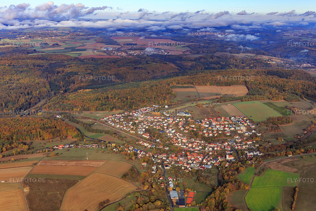 Luftbild: Ortsansicht von Süden im Ortsteil Auerbach in Elztal im Bundesland Baden-Württemberg in Deutschland. Foto: IMG_112286.jpg vom 02.11.2018 durch Werner Riehm/FLY-FOTO.de