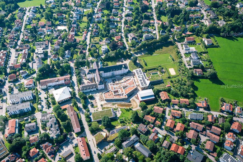 luftbild-traunstein-campus-st-michael-bruno-kapeller-1 | Luftbild des Campus St. Michael in Traunstein mit dem historischen Studienseminar und dem neuen Stampflehmbau kurz vor der Fertigstellung, umgeben von Wohngebiet und Sportplatz. Aufgenommen am 8. August 2025. - Realisiert mit Pictrs.com