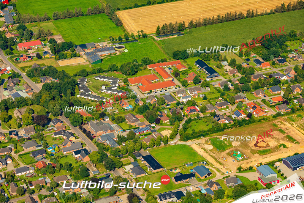 Stadt Ladelund von Oben- Die Luftaufnahme wurde 2025 vom UL-Flugzeug heraus erstellt ( keine Drohnenaufnahme ) - Hochauflösende Luftaufnahme - für Wandbilder und großformatige Ausdrucke geeignet. Das besondere Geschenk!Hier alle&nbsp;Infos zur Lizenzierung der LuftaufnahmeWir fliegen auch dieses Jahr wieder in Ihre Region um Luftbilder zu erstellen.- Luftbild anfragen