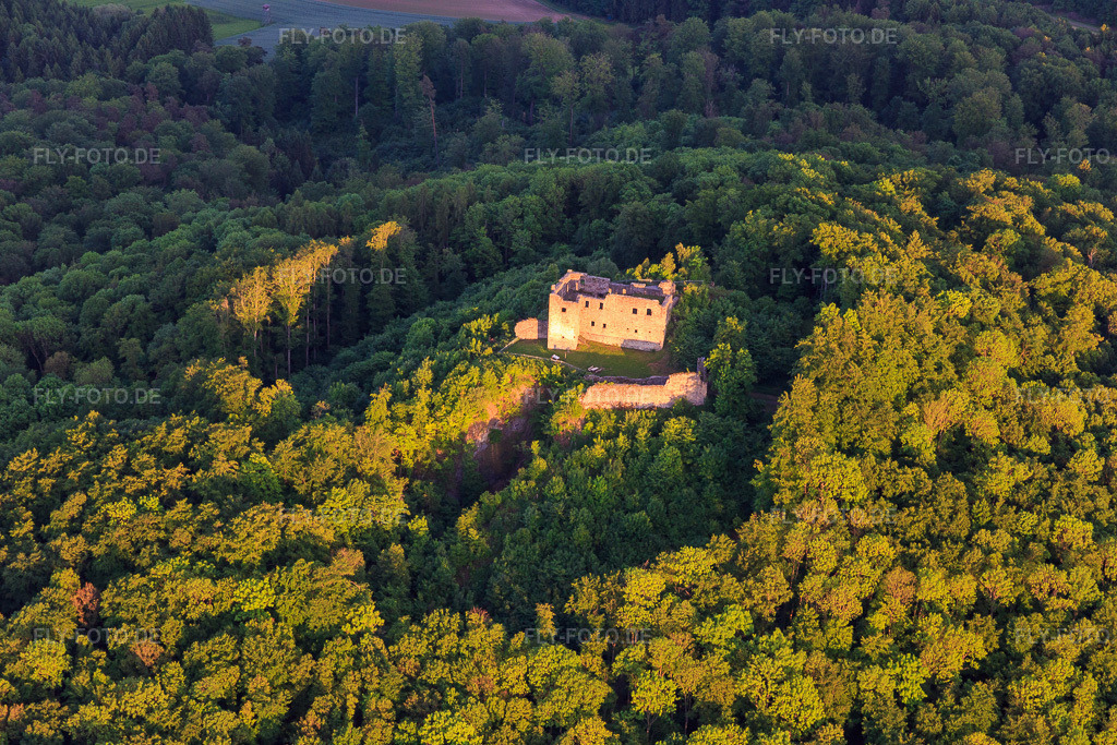 Luftbild: Burgruine Bramberg im Ortsteil Hohnhausen in Burgpreppach im Bundesland Bayern in Deutschland. Foto: IMG_100186.jpg vom 26.05.2017 durch Werner Riehm/FLY-FOTO.deBurg Bramberg