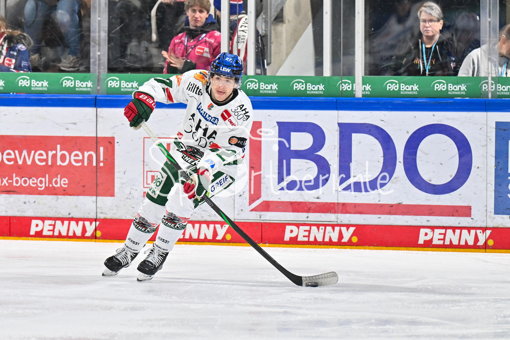 Nürnberg Ice Tigers - Augsburger Panther | NUREMBERG, GERMANY - 23. JANUARY: am Puck Kyle MAYHEW (Augsburger Panther 27) / Einzelfoto / Freisteller während dem Match zwischen den Nürnberg Ice Tigers und den Augsburger Panthern am 42. Spieltag der Penny DEL in der PSD Bank Nürnberg Arena