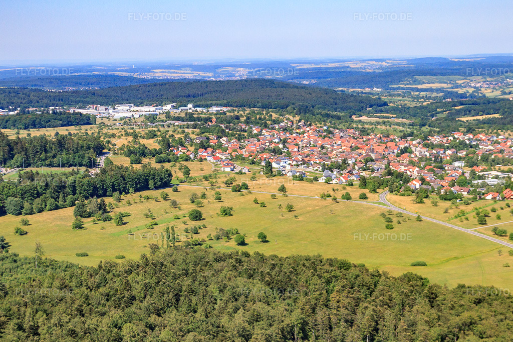 Luftbild: Ortsansicht aus Südwesten im Ortsteil Ittersbach in Karlsbad im Bundesland Baden-Württemberg in Deutschland. – Foto: IMG_42142.jpg vom 27.06.2011 durch Werner Riehm/FLY-FOTO.de – Auflösung des Originals: 4535 x 3023 px
