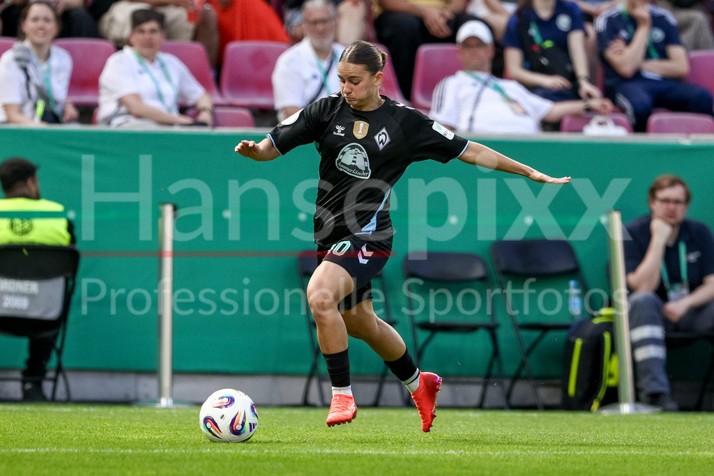 Fussball, DFB-Pokal Finale Frauen, FC Bayern München - SV Werder Bremen | v.li.: Tuana Mahmoud (SV Werder Bremen, 10) am Ball, Freisteller, Einzelbild, Ganzkörper, Aktion, Action, Spielszene, DIE DFB-RICHTLINIEN UNTERSAGEN JEGLICHE NUTZUNG VON FOTOS ALS SEQUENZBILDER UND/ODER VIDEOÄHNLICHE FOTOSTRECKEN. DFB REGULATIONS PROHIBIT ANY USE OF PHOTOGRAPHS AS IMAGE SEQUENCES AND/OR QUASI-VIDEO.