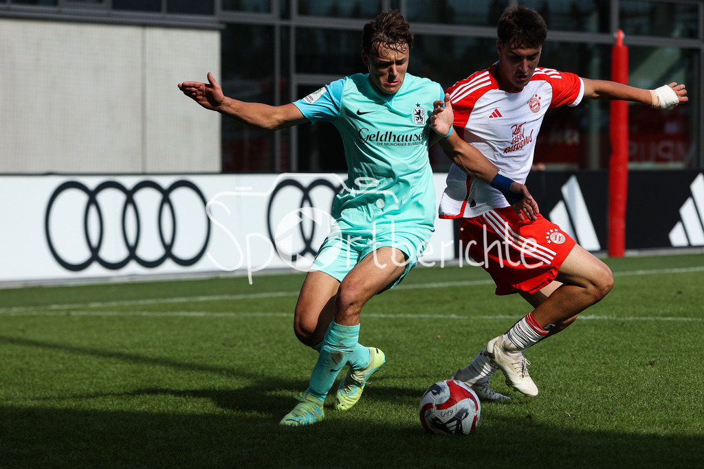 FC Bayern Muenchen U19 - TSV 1860 Muenchen U19 | Lukas REICH (TSV #2) im Duell mit Javier FERNANDEZ GONZALEZ (FCB 8) / Zweikampf