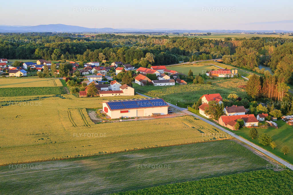 Luftbild: Ortsansicht von Süden im Ortsteil Oberpöringermoos in Oberpöring im Bundesland Bayern in Deutschland. Foto: IMG_090386.jpg vom 01.07.2016 durch Werner Riehm/FLY-FOTO.de