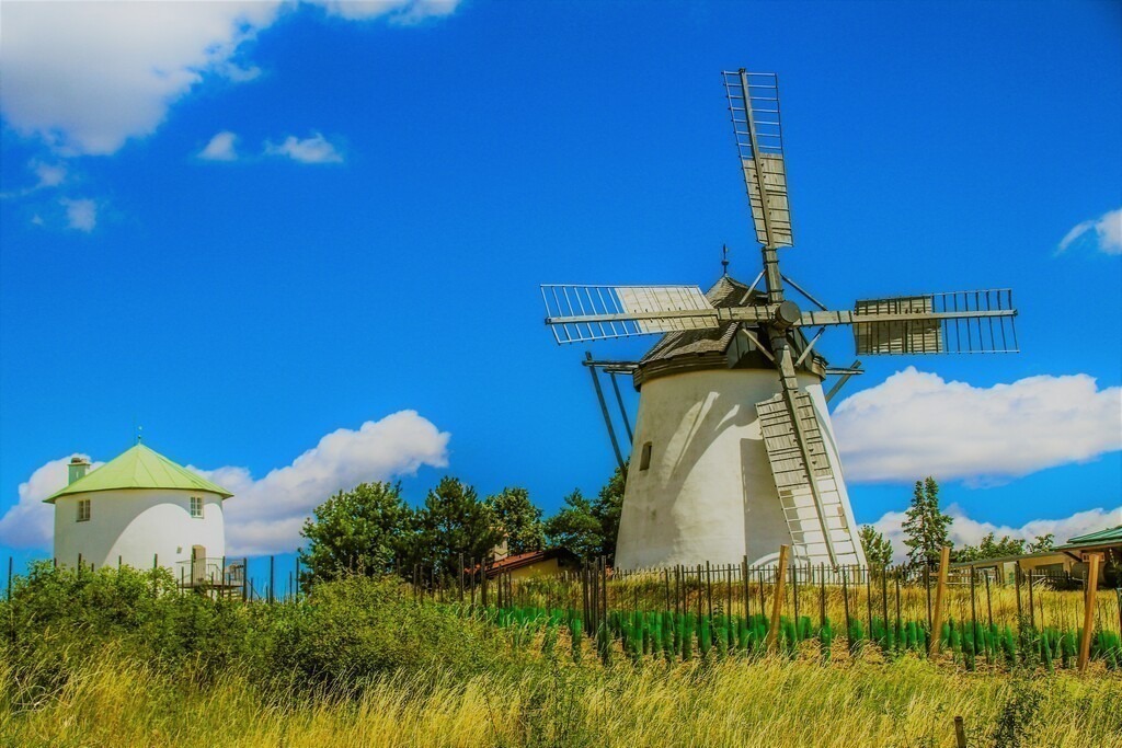 windmill in calm | The historic Retz windmill - the landmark of the wine town of Retz - is one of the last two operational ones in Austria!
