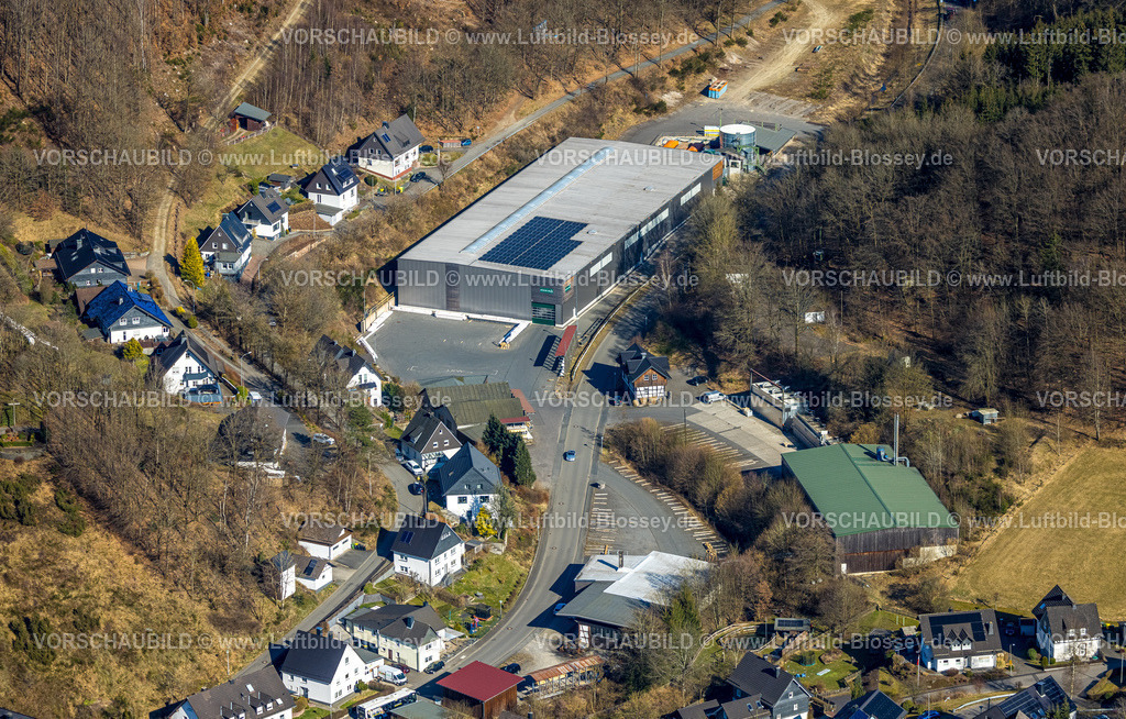 Olpe250308259Neukleusheim | Luftbild, Wohngebiet Ortsansicht Ortsteil Neuenkleusheim mit Gewerbegebiet Sägewerk Schrade, Olpe, Sauerland, Nordrhein-Westfalen, Deutschland