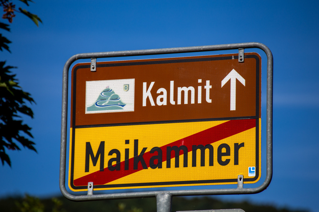 Lidl Deutschland Tour 2024 (Radsport): Die vierte und letzte Etappe führt am 25.08.2024 von Annweiler am Trifels nach Saarbrücken. Auf der Etappe führt ein Anstieg auf der Kalmithöhenstraße zur Kalmit, dem höchsten Berg im Pfälzerwald. Bild: Schild i | Lidl Deutschland Tour 2024 (Radsport): Die vierte und letzte Etappe führt am 25.08.2024 von Annweiler am Trifels nach Saarbrücken. Auf der Etappe führt ein Anstieg auf der Kalmithöhenstraße zur Kalmit, dem höchsten Berg im Pfälzerwald. Bild: Schild in Maikammer - Realisiert mit Pictrs.com