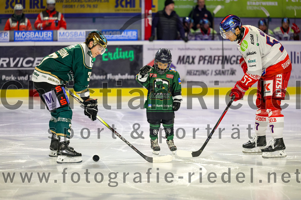 2026-01-18_051_TSV_Erding_gegen_Selber_Woelfe | Erding, Deutschland, 18.01.2026:Eishockey, Oberliga Süd 2025 / 2026, 38. Spieltag, TSV Erding gegen Selber Wölfe, Endergebnis: 2:3 n.V.Thomas Matheson (Erding Gladiators, #37), Daniel Weiß (Selber Wölfe, #57)Foto: Christian Riedel / fotografie-riedel.net