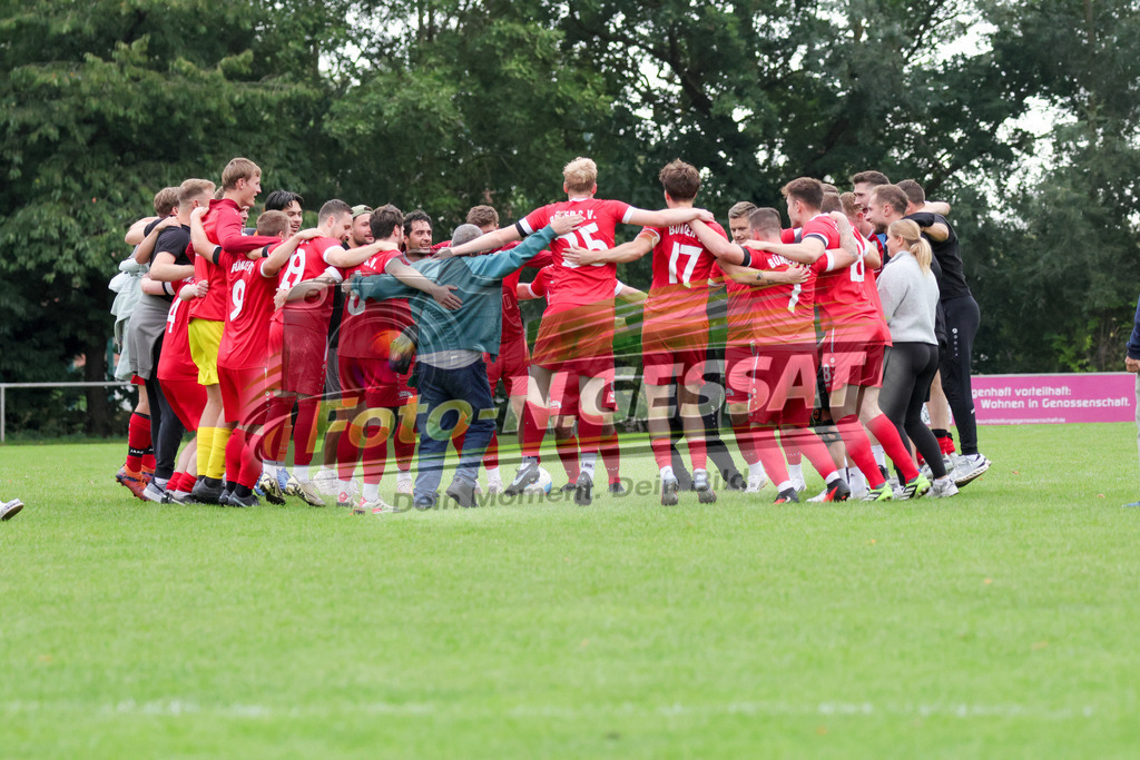 Bünder SV - VfL Holsen | Auf dem Bild zu sehen: rot Bünder SV: Derbysieger hallt es über den Platz Bünder SV, VfL Holsen, Saison 26/27, Kreisliga A, Bünde, Deutschland - Realisiert mit Pictrs.com