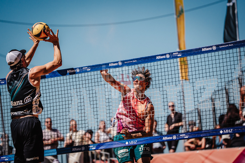 Beachvolleyball | Männer | Allianz German Beach Tour 2025 | Tourstop Düsseldorf | 11.05.2025 | Hennes Nissen rechts beim Angriff gegen Paul Henning links