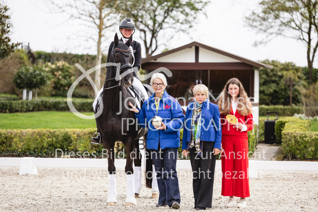 260412_Kronberg_S-Dressur-652 | Deine schönsten Turniermomente als professionelle Fotos! Entdecke hochwertige Pferdesport-Fotografie im Online-Shop. Jetzt Fotos finden & bestellen!