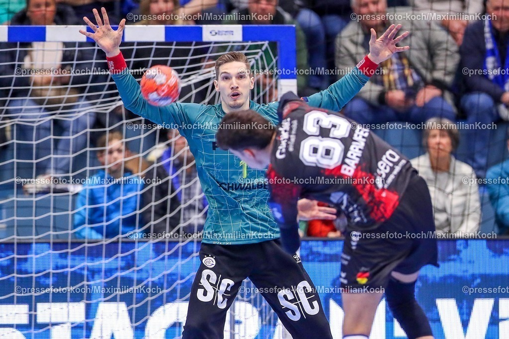 Gum25032501114 | 25.03.2025, Handball, European League - Play-Offs, VfL Gummersbach - MT Melsungen, Schwalbe-Arena: Torwart Dominik Kuzmanovic (GUM #1) gegen Ian Barrufet Torrebejano (MT Melsungen #83) 