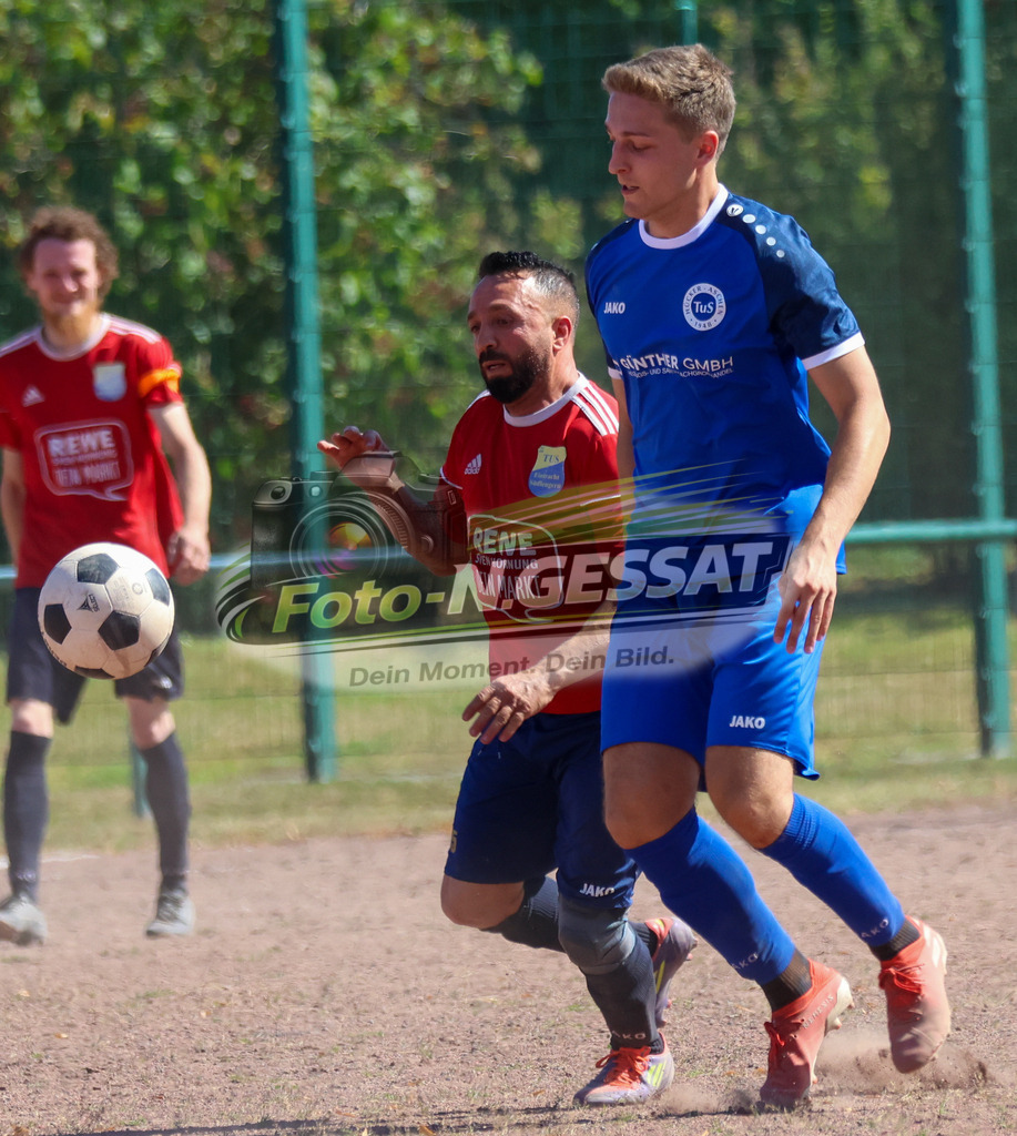 TuS Eintracht Sürdlengern - TuS Hücker-Aschen | Auf dem Bild zu sehen: rot TuS Eintracht Südlengern: Hasan Deniz ; blau TuS Hücker-Aschen: Cedric Domian SimonTuS Eintracht Südlengern, TuS Hücker-Aschen, Saison 26/27, Kreispokal - Realisiert mit Pictrs.com