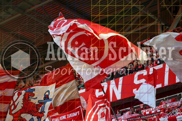 10.04.2026, GER, Fussball, Herren, 2. BL, Saison 2025/2026, Fortuna Düsseldorf - Holstein Kiel | die Fans von Fortuna Düsseldorf mit Flaggen und Bannern 