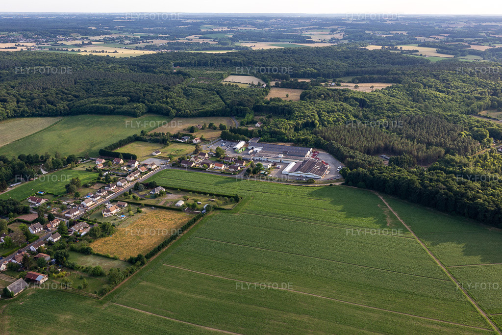 Luftbild: Métaseval in Semur-en-Vallon im Bundesland Sarthe in Frankreich. – Foto: IMG_132396.jpg vom 14.06.2022 durch Werner Riehm/FLY-FOTO.de – Auflösung des Originals: 5472 x 3648 px – WWW.GROUPE-EMI.FR