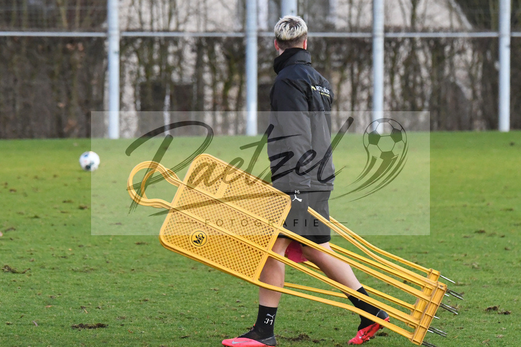 20200121_TRAOSN_0073 | Fußball, Herren: Niklas Schmidt (VfL Osnabrück) schaut beim Training des VfL Osnabrück am 21.01.2020 im Sportpark Illoshöhe in Osnabrück, Deutschland.(Foto von Nico Paetzel) - Realisiert mit Pictrs.com