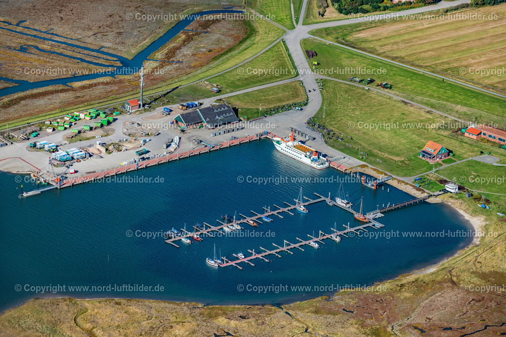 Spiekeroog_Hafen_ELS_5245091022 | SPIEKEROOG 09.10.2022 Yachthafen mit Sportboot- Anlegestellen und Bootsliegeplätzen am Uferbereich auf der ostfriesischen Insel Spiekeroog im Bundesland Niedersachsen, Deutschland. // Pleasure boat marina with docks and moorings on the shore area  in Spiekeroog in the state Lower Saxony, Germany. Foto: Martin Elsen