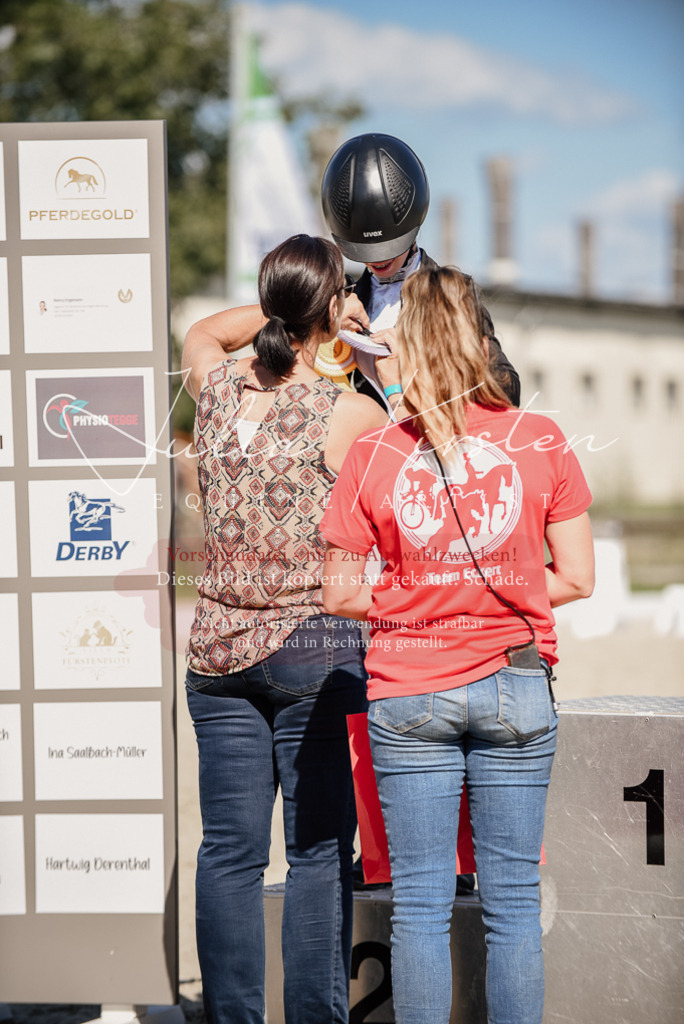 DSC_9828 | Pferde- und Turnierfotografie in Westsachsen. Pferdeportraits, Auftragszeichnungen und intuitive Kunst.