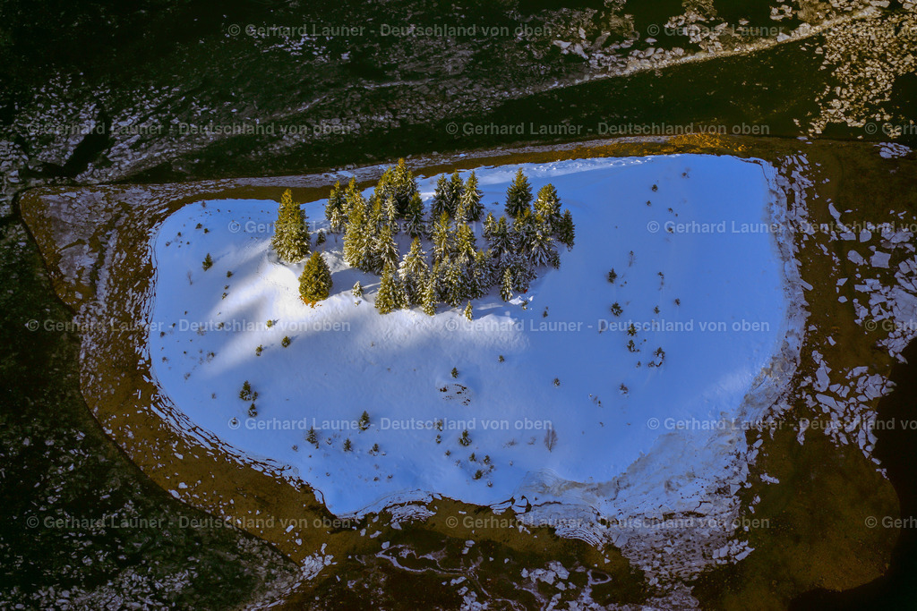 3700171 | schneebedeckte Insel im Unterbecken Pumpspeicherwerk Goldisthal