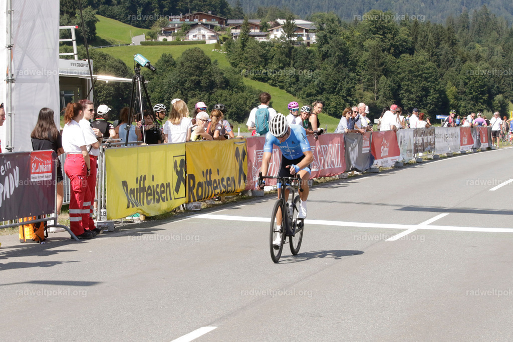 986_20230817_Bewerb_Maenner_Muehlanger | AUT - OESTERREICH, 2023-08-16: SPORT RENNRAD-FAHREN - 55. INTERNATIONALER RADWELTPOKAL IN ST. JOHANN IN TIROL  - Vintage-Radrennen mit WM-Bronze-Medaillen-Siegerin Christina Schweinberger, den Teilnehmer und Alexander Baumann (vom Orginastions-Team) - TAG 2 BEWERB MAENNER IN SECHS GRUPPEN  ; Foto: Roland Muehlanger