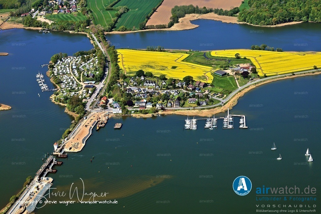 Luftbild Ostseefjord Schlei, Boren-Lindaunis Schleibrücke, Campingplatz Lindaunis, Sportboothafen Lindaunis | Lindaunisbrücke: Der Bau der neuen Lindaunisbrücke ist im Gange, wobei die Arbeiten nach vorherigen Pausen im Frühjahr 2021 fortgesetzt wurden. Die Fertigstellung der neuen Brücke ist durch Baupausen während der Sommermonate verzögert worden, weshalb die alte Brücke weiterhin für den Verkehr freigegeben wird.