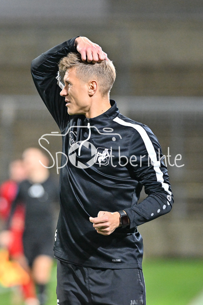 FC Bayern Amateure - TSV Schwaben Augsburg | im Bild TSV Schwaben Trainer Matthias OSTRZOLEK in Aktion / Freisteller / Einzelfoto / Regionalliga Bayern: FC Bayern Muenchen II - TSV Schwaben Augsburg, Gruenwalder Stadion am am 25.10.2024